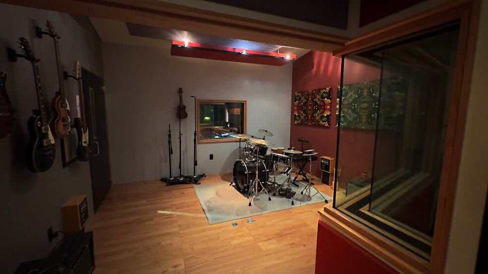 More Photos Of 302 Oceanside Blvd, Oceanside Service For Sale