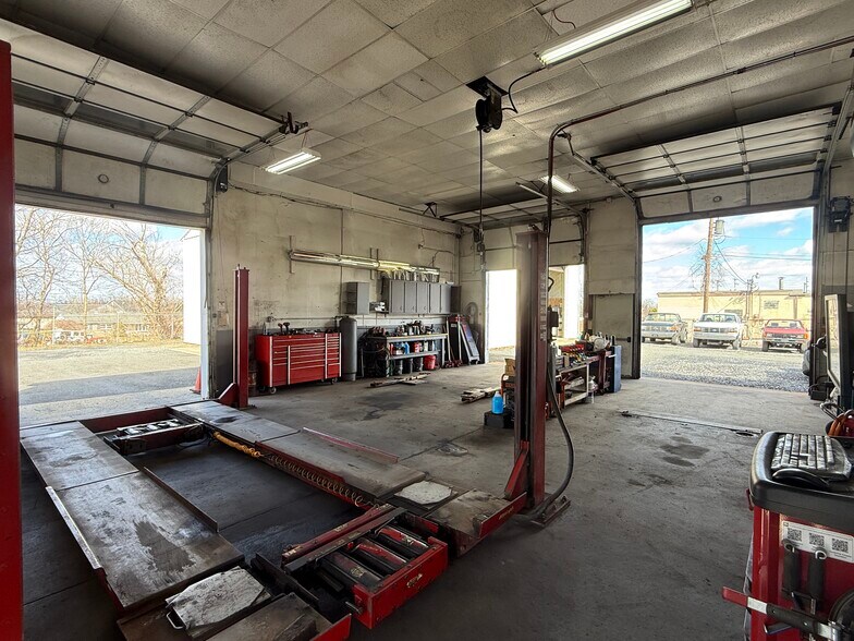 More Photos Of 4094 Chestnut St, Emmaus Auto Repair For Lease