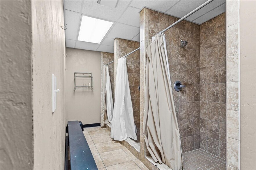 More Photos Of 15043 Main St, Alachua Showroom For Sale
