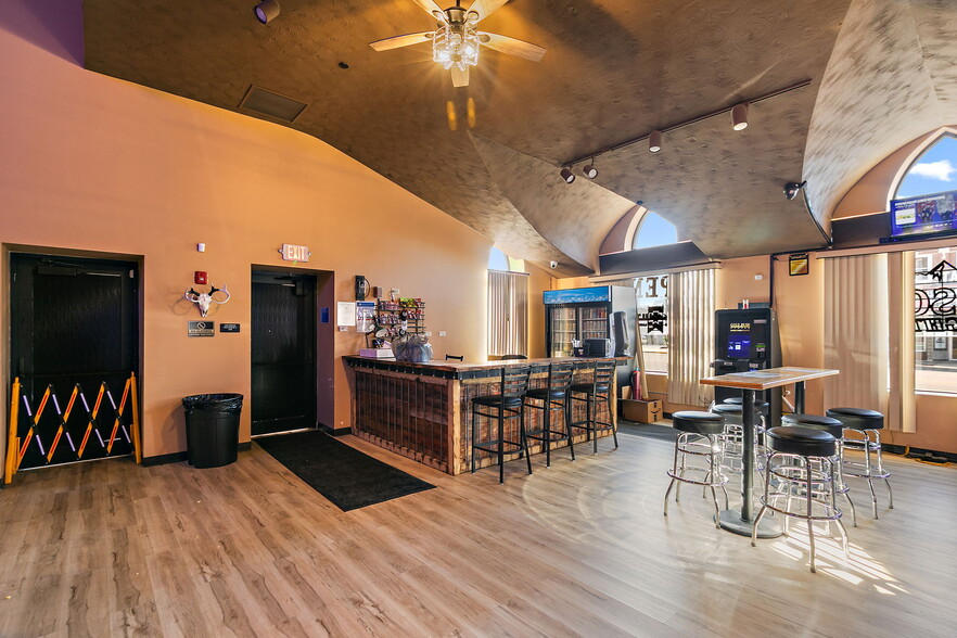 More Photos Of 425 W State St, Sycamore General Retail For Sale