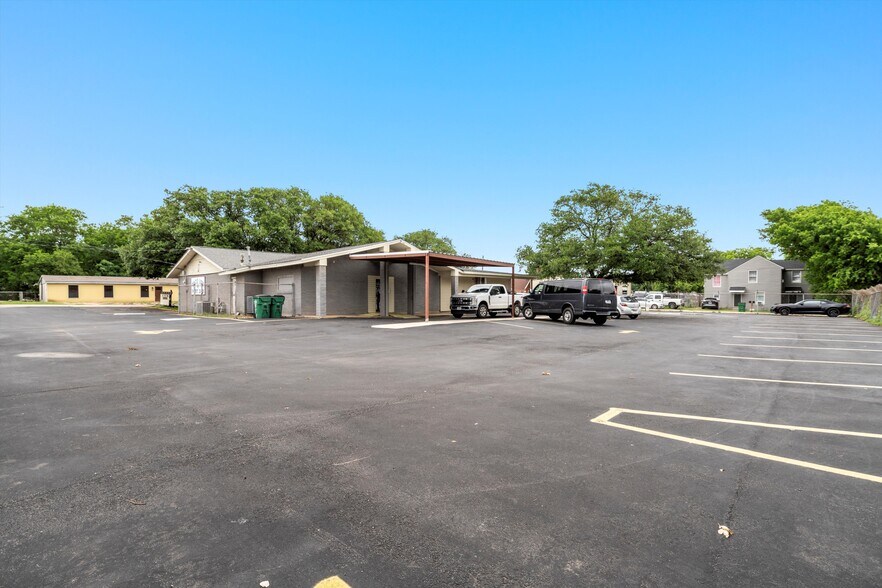 More Photos Of 1301 S 30th St, Waco Office For Sale