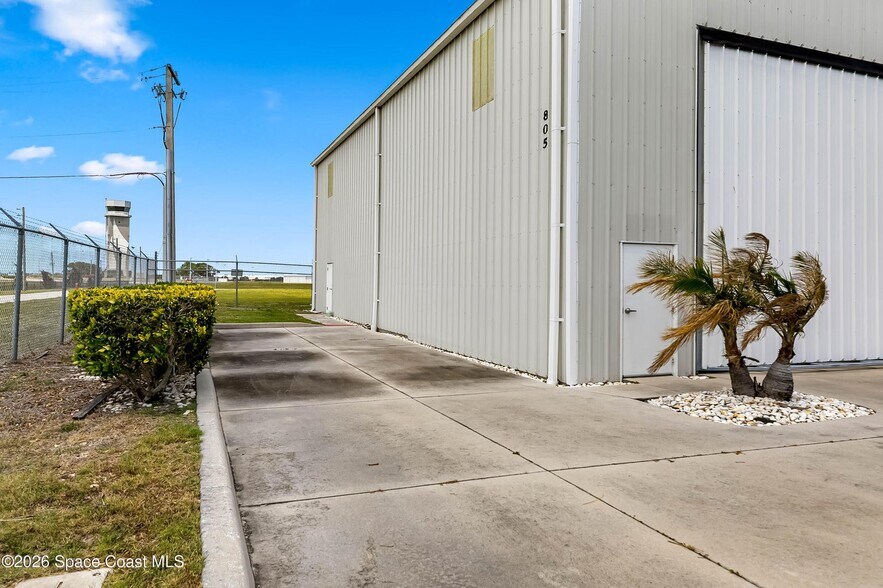 More Photos Of 805 Tower Access Rd, Melbourne Airplane Hangar For Sale