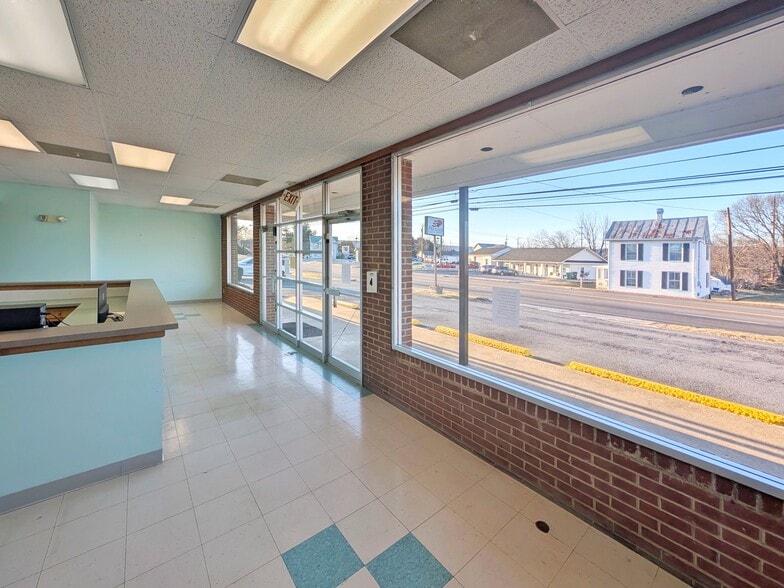 More Photos Of 1208 E Main St, Luray Flex For Sale