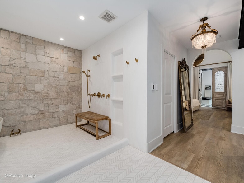 More Photos Of 2733 N Pulaski Rd, Chicago Showroom For Sale