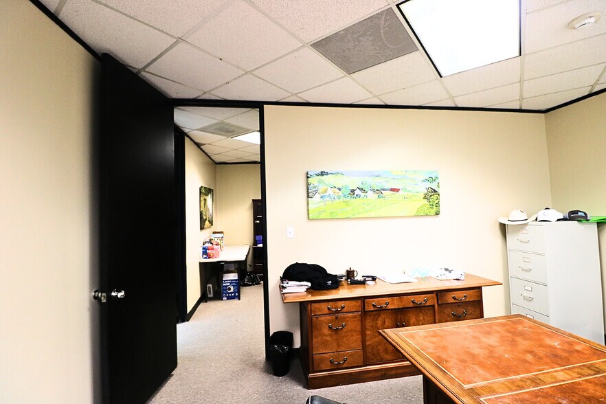 More Photos Of 6100 Corporate Dr, Houston Office For Sale