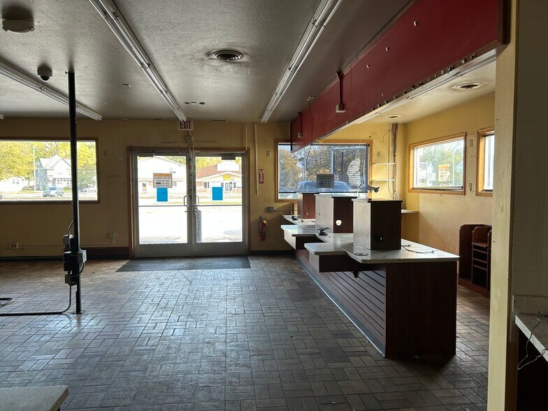 More Photos Of 1214 Franklin St, Waterloo General Retail For Sale