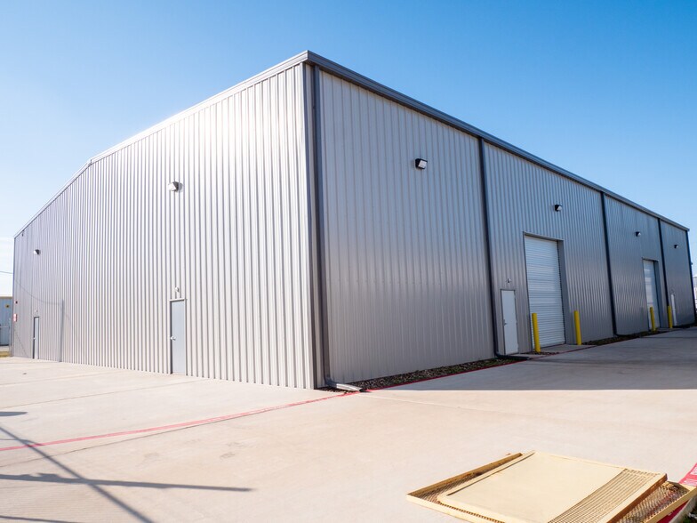 More Photos Of 2614 Industrial Ln, Conroe Warehouse For Sale