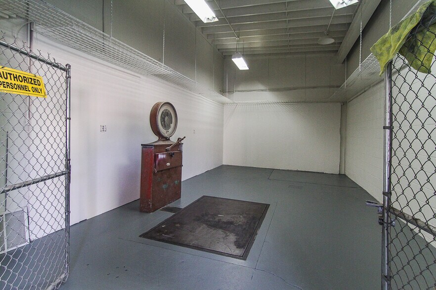 More Photos Of 26081 Bouquet Canyon Rd, Santa Clarita Freestanding For Lease