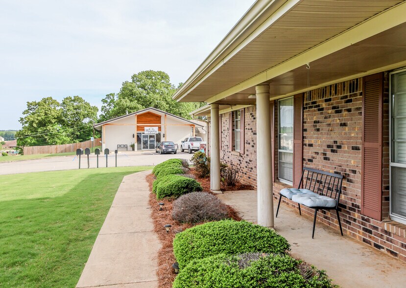 More Photos Of 2889 S Lamar Blvd, Oxford Flex For Lease