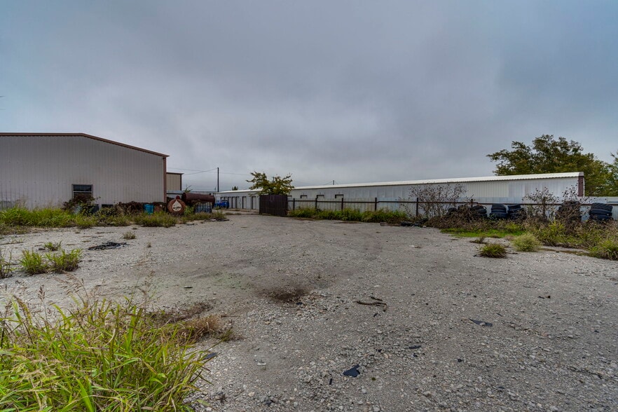 More Photos Of 108 West Gillum, Grandview Warehouse For Sale