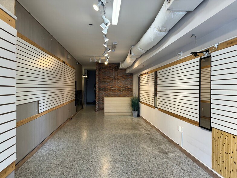 More Photos Of 19-23 N Blvd Of Presidents, Sarasota Storefront For Lease
