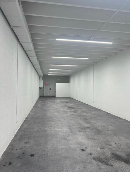 More Photos Of 2074-2090 NW 21st St, Miami Warehouse For Lease