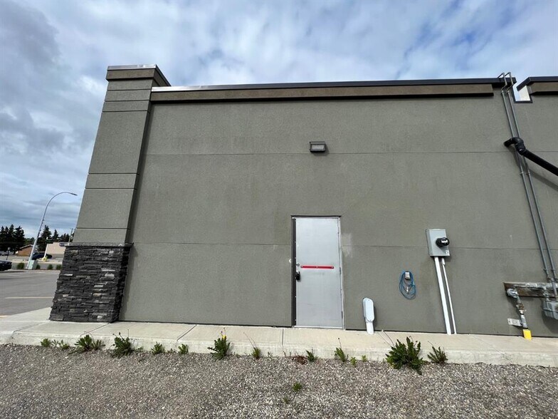 More Photos Of 208 10th Ave, Carstairs Storefront Retail Office For Sale