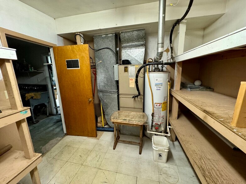 More Photos Of 194 Guy Park Ave, Amsterdam General Retail For Sale