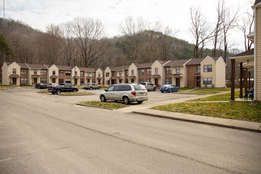 More Photos Of 77 Quail Holw, Inez Apartments For Sale
