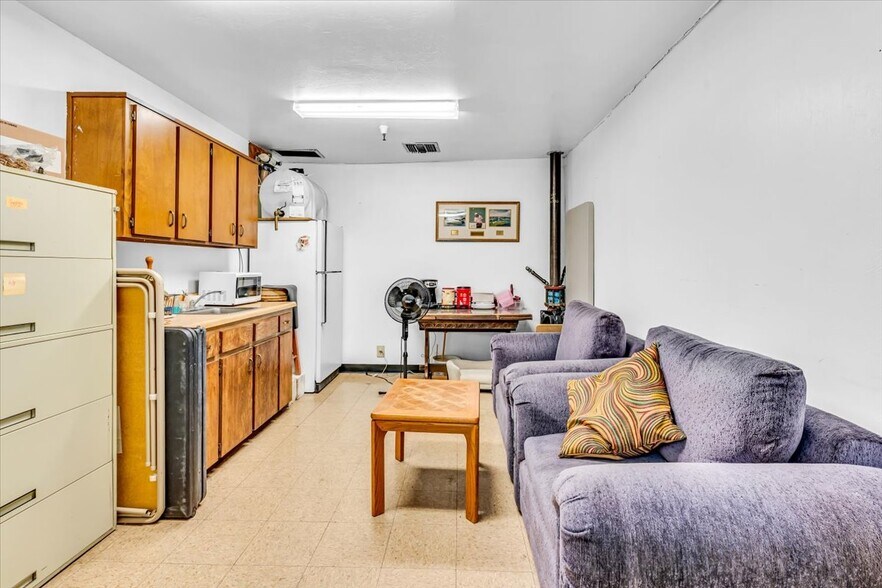 More Photos Of 1401 N Bailey Ln, Tucson Showroom For Sale