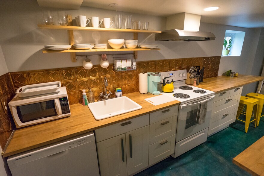 More Photos Of 5011 NE 13th Ave, Portland Office For Sale