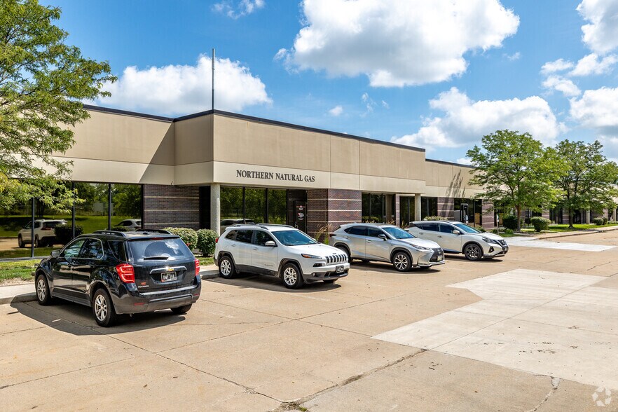 Primary Photo Of 8101 Birchwood Ct, Johnston Flex For Sale