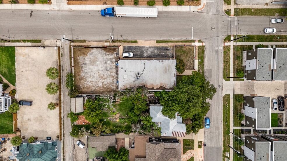 More Photos Of 201 W Poplar St, San Antonio Medical For Sale