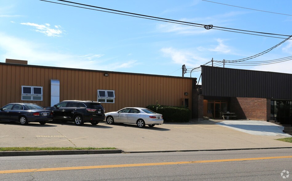 More Photos Of 33 Donald Dr, Fairfield Warehouse For Lease
