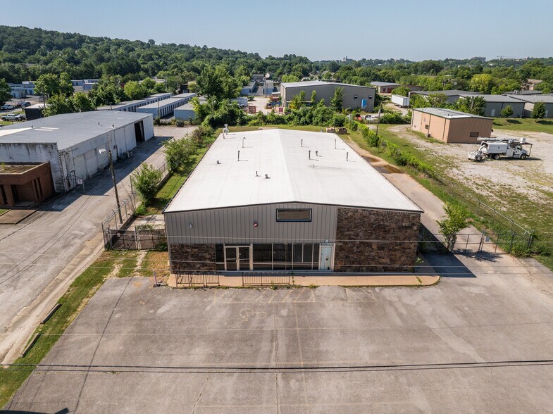 More Photos Of 535 W Poplar St, Fayetteville Warehouse For Lease
