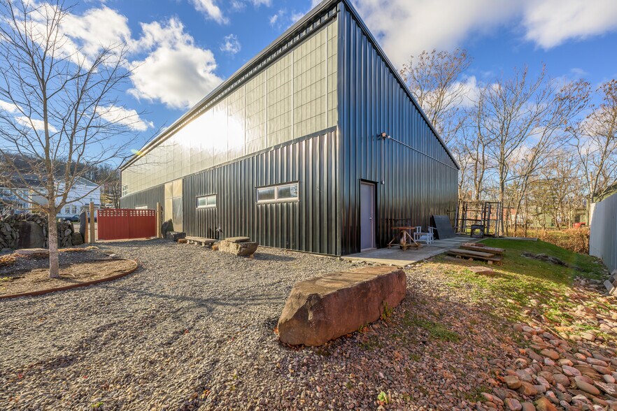 More Photos Of 78-90 Green St, Hudson Flex For Sale