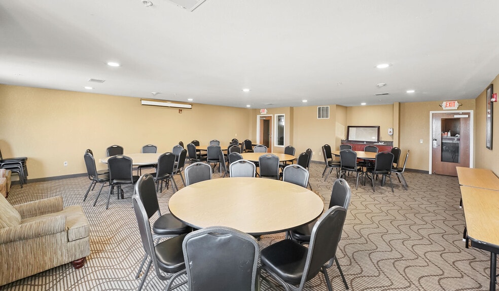 More Photos Of 725 Paradise Ln, Johnson Creek Hotel For Sale