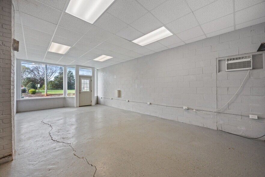 More Photos Of 215 Burlington Ave, Gibsonville Flex For Sale