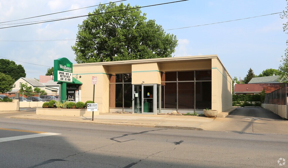 Primary Photo Of 4517 Vine St, Cincinnati Bank For Lease
