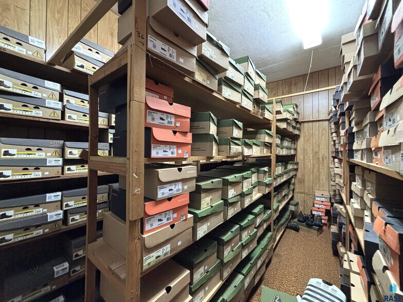 More Photos Of 118 N Broadway Ave, Miller General Retail For Sale