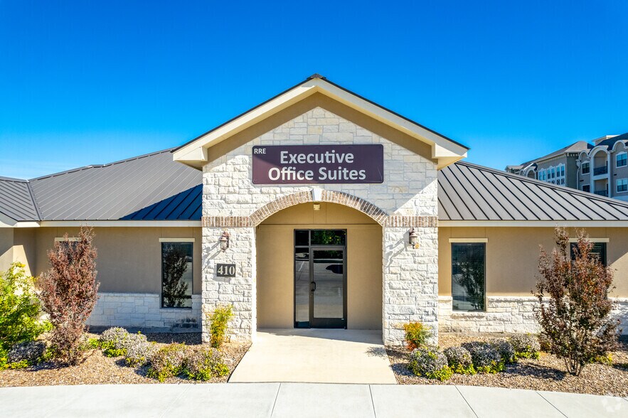 More Photos Of 2115 Stephens Pl, New Braunfels Office For Lease