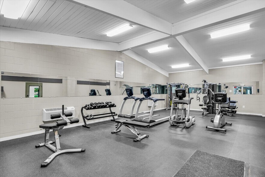 More Photos Of 1907 N Cunningham Ave, Urbana Hotel For Sale
