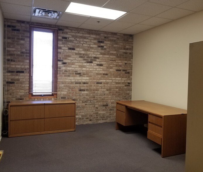 More Photos Of 850 W Bartlett Rd, Bartlett Medical For Sale