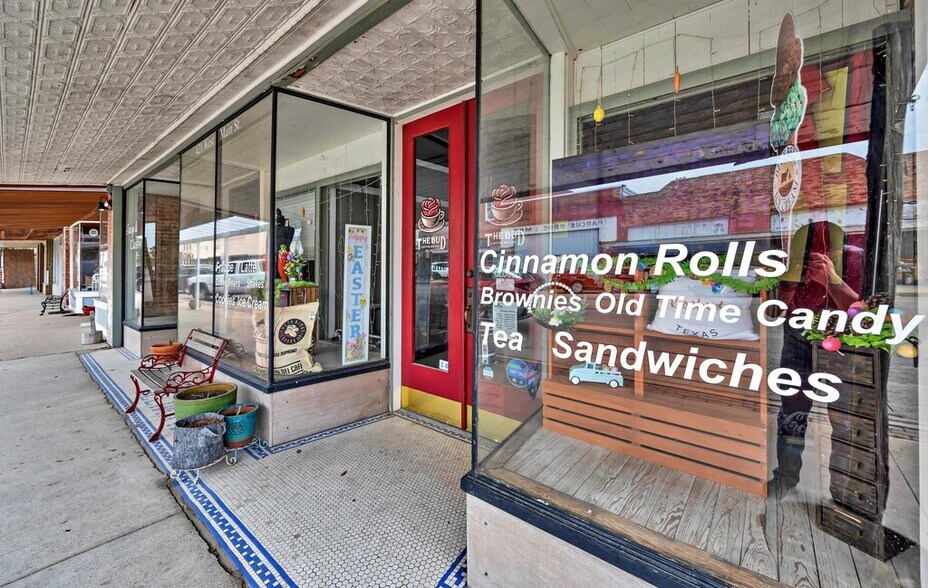 Primary Photo Of 421 W Main St, Rosebud General Retail For Sale