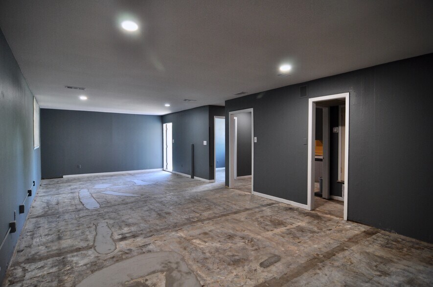 More Photos Of 5816 Berkman Dr, Austin Office For Lease