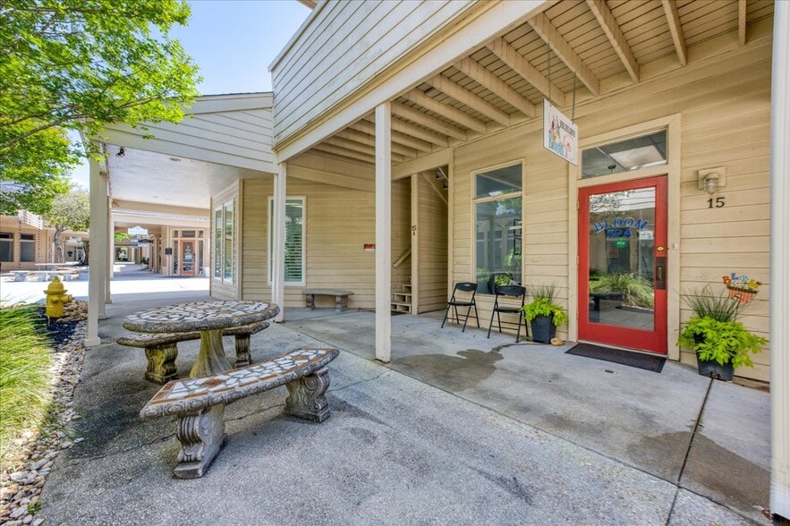 More Photos Of 913 Gulf Breeze Pky, Gulf Breeze Storefront Retail Office For Sale
