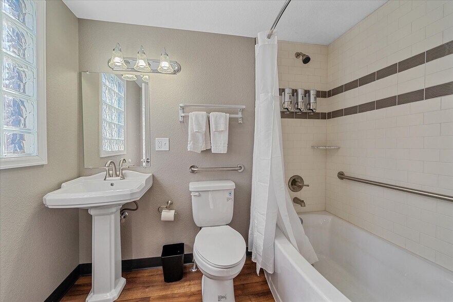 More Photos Of 1524 Main St, Longmont Hotel For Sale