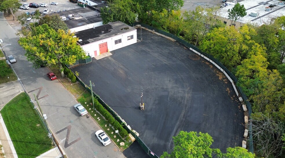 More Photos Of 200 Swenson Dr, Kenilworth Warehouse For Lease