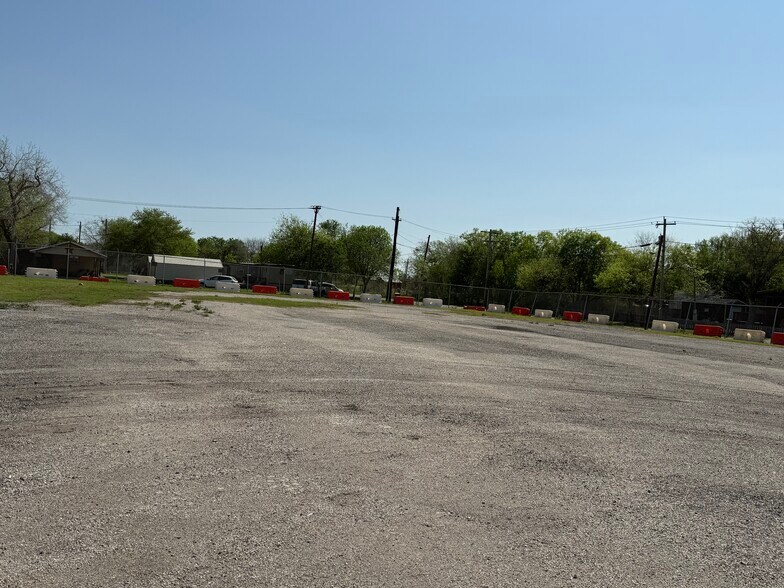 More Photos Of 205 E Dailey St, Kenedy Warehouse For Sale