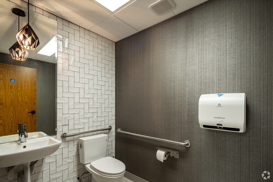 More Photos Of 27650-27652 Franklin Rd, Southfield Unknown For Lease