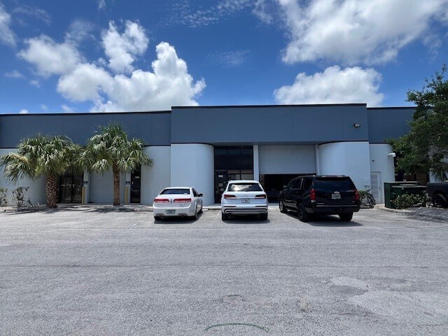 More Photos Of 2801-2847 SE Monroe St, Stuart Warehouse For Lease