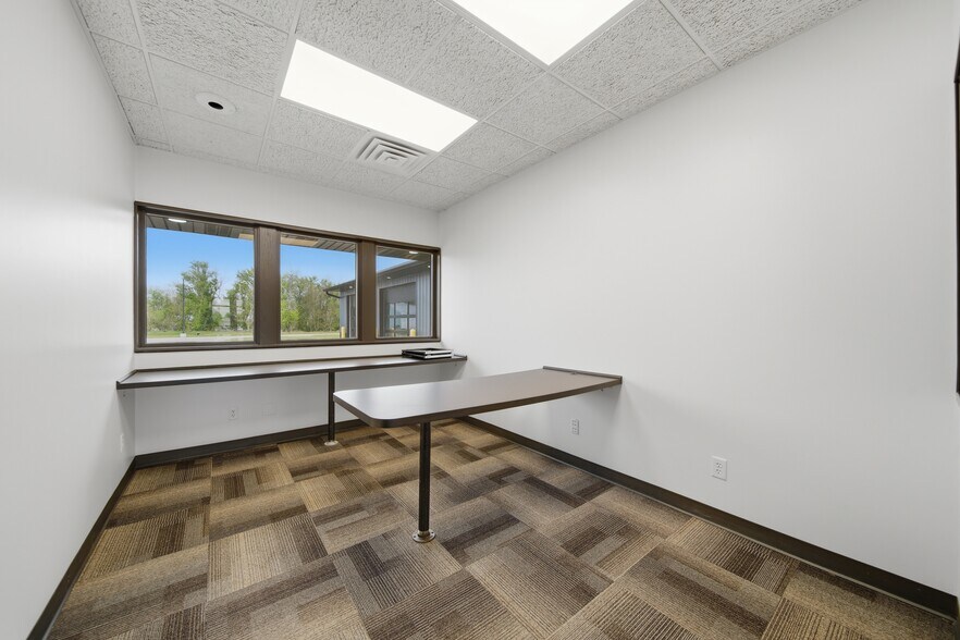 More Photos Of 1010 S 7th St, Rochelle Flex For Sale