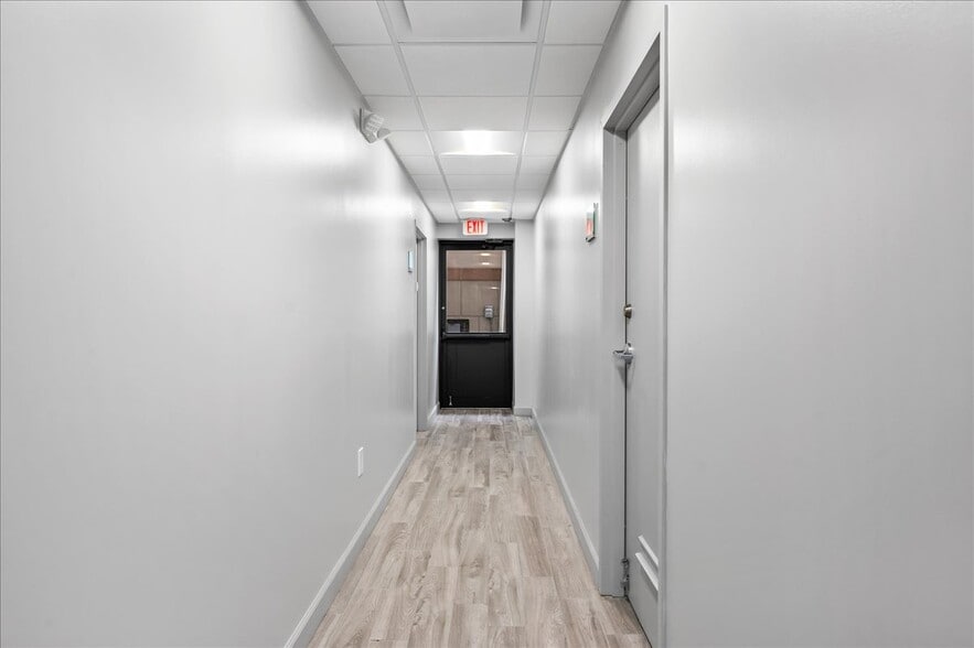 More Photos Of 2039 Palmer Ave, Larchmont Medical For Lease