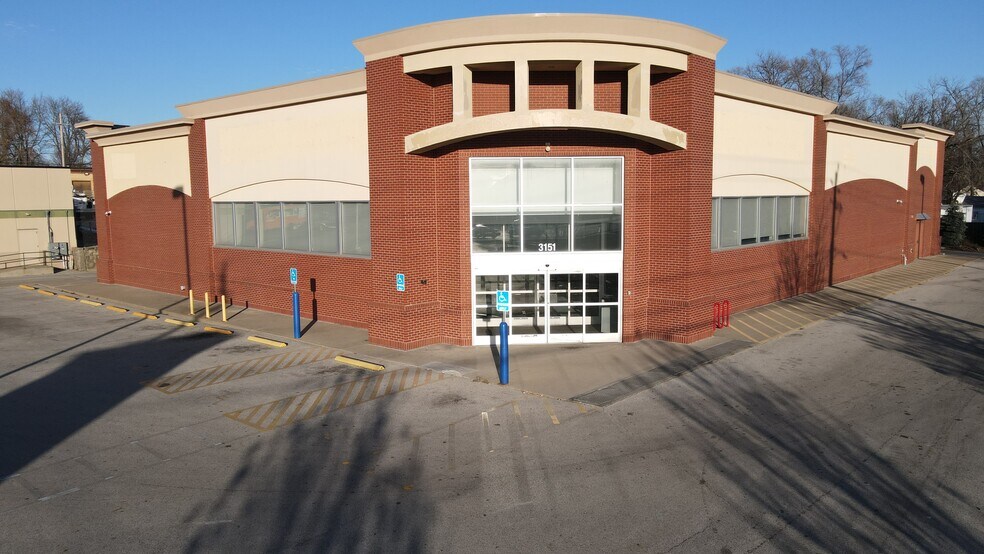 More Photos Of 3151 SE 14th St, Des Moines Drugstore For Lease