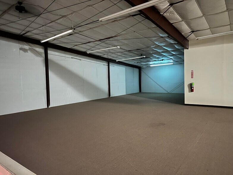 More Photos Of 910 State Highway 30 W, New Albany Warehouse For Sale