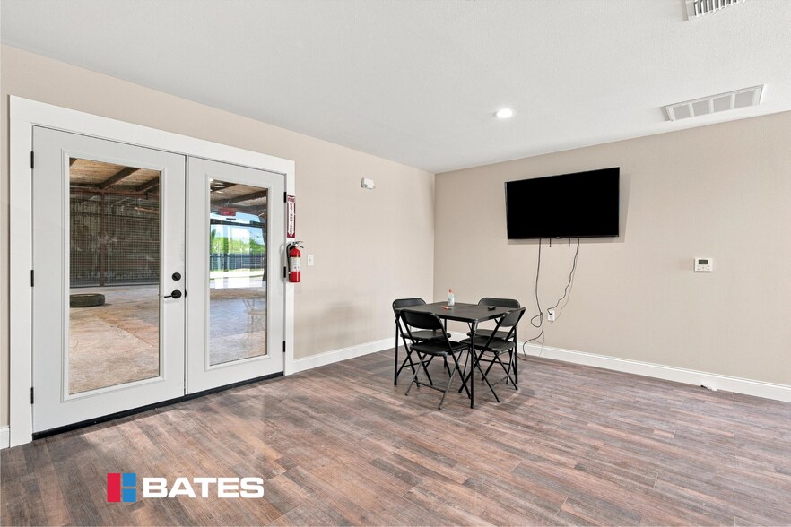 More Photos Of 901 E Johnson St, Waco Service For Sale