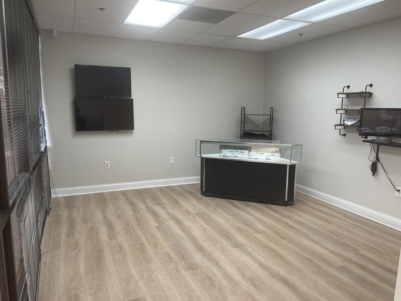 More Photos Of 4500 Green Point Dr, Greensboro Warehouse For Lease