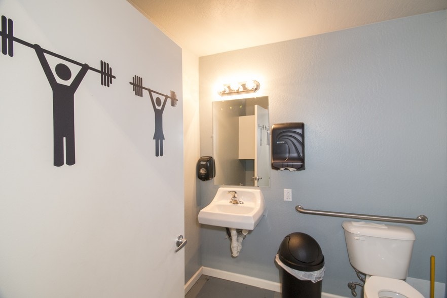 More Photos Of 3510 Industrial Dr, Santa Rosa Showroom For Lease