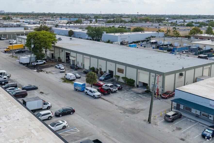More Photos Of 4701-4755 NE 12th Ave, Oakland Park Warehouse For Lease