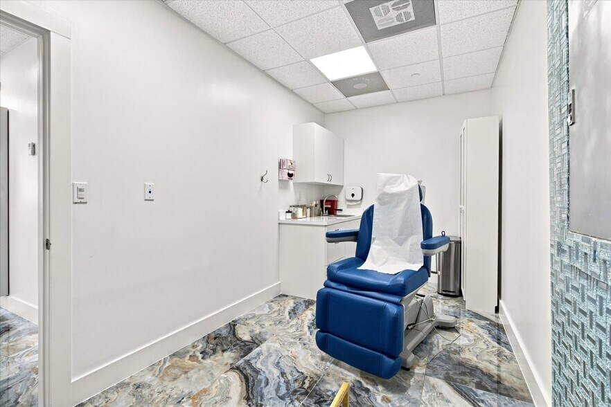More Photos Of 2920-2950 NE 207th St, Aventura Unknown For Lease